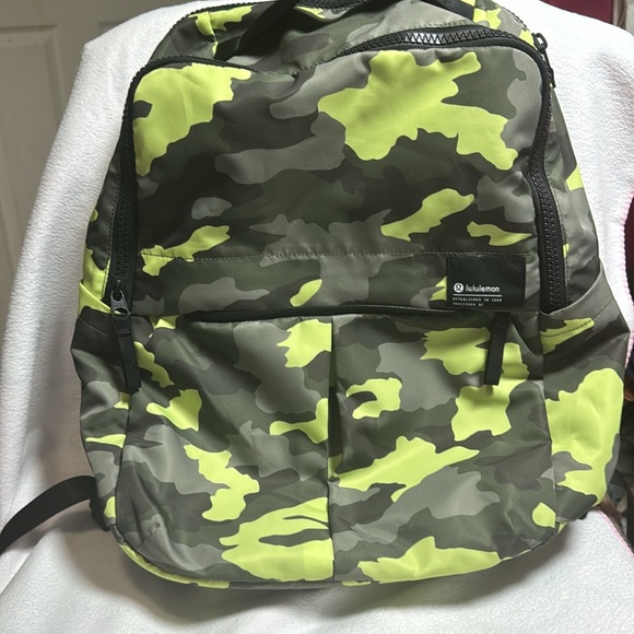 Lululemon Everyday Backpack 2.0 23L Heritage 365 Camo Neo Mint Multi/Black - Picture 3 of 7